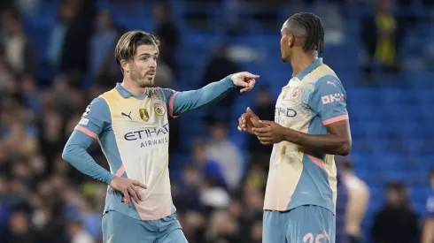 Grealish e Akanji com a camisa do Manchester City.
