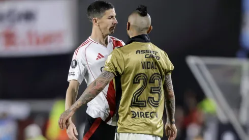 Vidal e Nacho Fernández discutindo na Libertadores.
