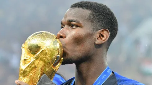 Paul Pogba com a taça da Copa do Mundo em 2018.
