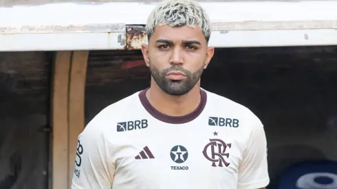 Gabriel Barbosa com a camisa do Flamengo.
