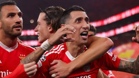 Jogadores do Benfica comemoram gol marcado contra o Atlético de Madrid. 
