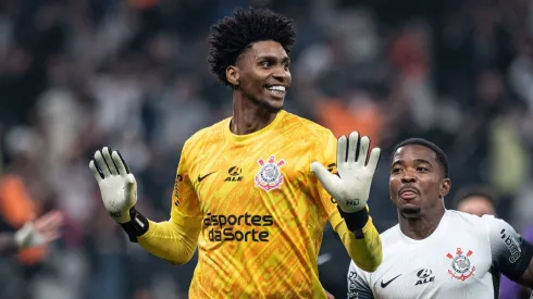 Hugo Souza comemora pênalti defendido no Corinthians.
