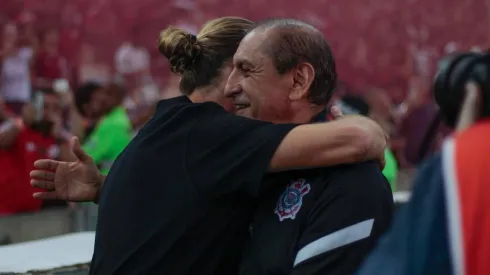 Fílipe Luís e Ramón Díaz se abraçam pelo jogo de ida entre Flamengo x Corinthians.
