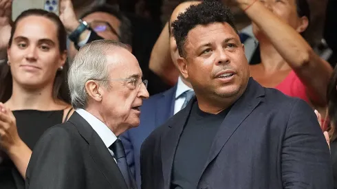 Florentino Pérez e Ronaldo conversam em jogo do Real Madrid.
