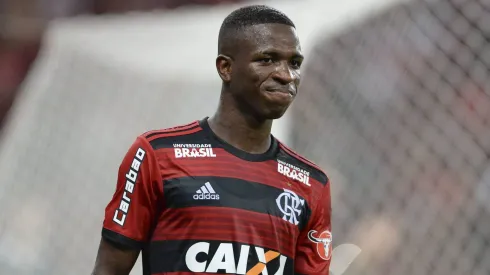 Vinícius Jr com a camisa do Flamengo.
