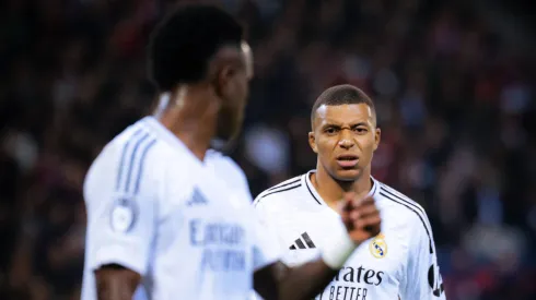 Vini Jr e Mbappé com a camisa do Real Madrid.
