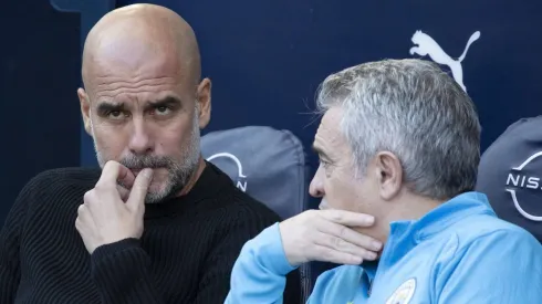 Pep Guardiola, técnico do Manchester City, expressa seu amor intenso pelo futebol, a ponto de, em alguns momentos, sentir vergonha por suas reações emocionais à beira do campo. (Foto: IMAGO / NurPhoto)
