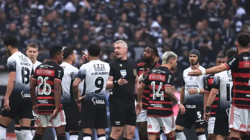 Fanáticos pelo Corinthians repercutem a eliminação para o Flamengo.
