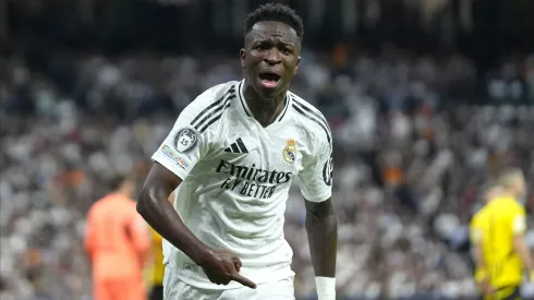 Vini Jr comemora gol marcado pelo Real Madrid em atuação brilhante na Champions League.
