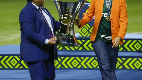 SAO PAULO, BRAZIL – NOVEMBER 09: Ednaldo Rodrigues President of CBF delivers the trophy of champion of the Brasileirão 2022 to Leila Pereira President of Palmeiras during the match between Palmeiras and America MG as part of Brasileirao Series A 2022 at Allianz Parque on November 09, 2022 in Sao Paulo, Brazil. (Photo by Ricardo Moreira/Getty Images)
