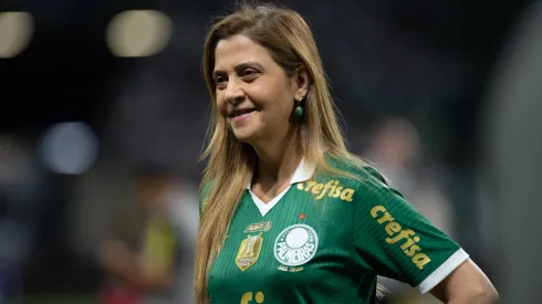 Leila Pereira com a camisa do Palmeiras.
