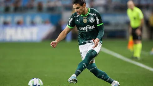 PORTO ALEGRE, BRAZIL – SEPTEMBER 21: Rafael Veiga of Palmeiras makes a pass during the match between Gremio and Palmeiras as part of Brasileirao 2023 at Arena do Gremio Stadium on September 21, 2023 in Porto Alegre, Brazil. (Photo by Pedro H. Tesch/Getty Images)
