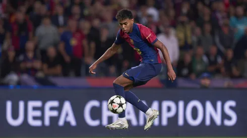 BARCELONA, SPAIN – OCTOBER 23: Lamine Yamal of FC Barcelona controls the ball during the UEFA Champions League 2024/25 League Phase MD3 match between FC Barcelona and FC Bayern Munchen at Estadi Olimpic Lluis Companys on October 23, 2024 in Barcelona, Spain. (Photo by Pedro Salado/Getty Images)
