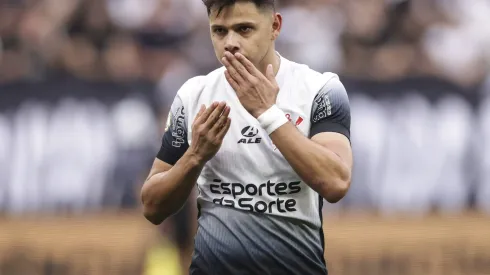 SAO PAULO, BRAZIL – SEPTEMBER 21: Angel Romero of Corinthians celebrates after scoring the second goal of his team during a match between Corinthians and Atletico Goianiense as part of Brasileirao Series A 2024 at Neo Quimica Arena on September 21, 2024 in Sao Paulo, Brazil. (Photo by Alexandre Schneider/Getty Images)
