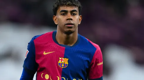 MADRID, SPAIN – OCTOBER 26: Lamine Yamal of FC Barcelona wears a special edition Coldplay match shirt during the LaLiga match between Real Madrid CF and FC Barcelona at Estadio Santiago Bernabeu on October 26, 2024 in Madrid, Spain. (Photo by David Ramos/Getty Images)
