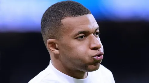 Kylian Mbappé com a camisa do Real Madrid.
