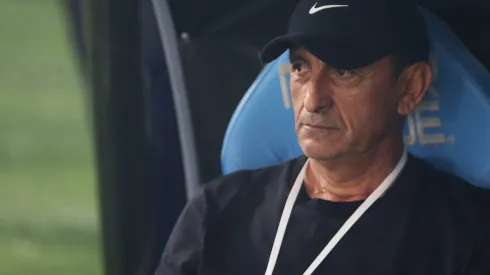 AVELLANEDA, ARGENTINA – OCTOBER 31: Ramon Diaz, Head Coach of Corinthians looks on during the Copa CONMEBOL Sudamericana 2024 Semifinal second leg match between Racing Club and Corinthians  at Presidente Peron Stadium on October 31, 2024 in Avellaneda, Argentina. (Photo by Daniel Jayo/Getty Images)
