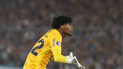 AVELLANEDA, ARGENTINA – OCTOBER 31: Hugo Souza of Corinthians reacts during the Copa CONMEBOL Sudamericana 2024 Semifinal second leg match between Racing Club and Corinthians  at Presidente Peron Stadium on October 31, 2024 in Avellaneda, Argentina. (Photo by Daniel Jayo/Getty Images)
