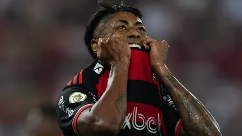 Bruno Henrique, atacante do Flamengo, lamenta lance em campo.
