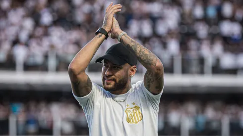 Neymar com a camisa do Santos, em 2024, enquanto defendia o Al-Hilal.
