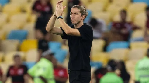 Filipe Luís, técnico do Flamengo, aplaude a torcida no Maracanã.
