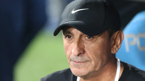 AVELLANEDA, ARGENTINA – OCTOBER 31: Ramon Diaz, Head Coach of Corinthians looks on during the Copa CONMEBOL Sudamericana 2024 Semifinal second leg match between Racing Club and Corinthians  at Presidente Peron Stadium on October 31, 2024 in Avellaneda, Argentina. (Photo by Daniel Jayo/Getty Images)
