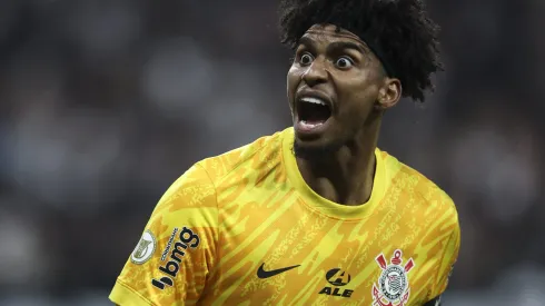 SAO PAULO, BRAZIL – NOVEMBER 04: Hugo Souza of Corinthians celebrates during a Brasileirao 2024 match between Corinthians and Palmeiras at Neo Quimica Arena on November 04, 2024 in Sao Paulo, Brazil. (Photo by Alexandre Schneider/Getty Images)
