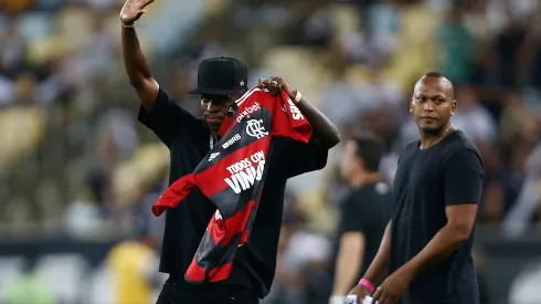 RIO DE JANEIRO, BRAZIL – JUNE 5: Vinicius Junior player of Real Madrid receives a tribute from Flamengo and Vasco before the match between Vasco da Gama and Flamengo as part of Brasileirao 2023 at Maracana Stadium on June 5, 2023 in Rio de Janeiro, Brazil. (Photo by Wagner Meier/Getty Images)
