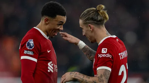 Alexander-Arnold (à esquerda) e Tsimikas (à direita), pelo Liverpool. Foto:<br />
IMAGO / Propaganda Photo
