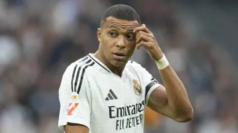 Kylian Mbappe com a camisa do Real Madrid.
