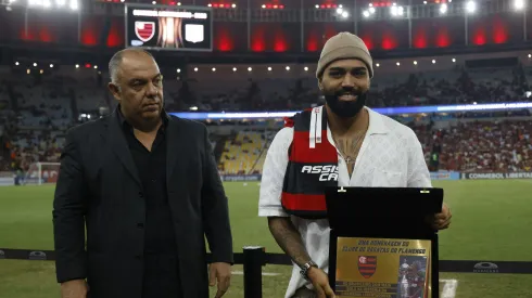 RIO DE JANEIRO, BRAZIL – JUNE 8: Gabriel Barbosa of Flamengo receives tribute of the "greatest Brazilian scorer of the history of Libertadores" next to Marcos Braz, football manager, before a Copa CONMEBOL Libertadores 2023 Group A match between  Flamengo and Racing Club at Maracana Stadium on June 8, 2023 in Rio de Janeiro, Brazil. (Photo by Wagner Meier/Getty Images)
