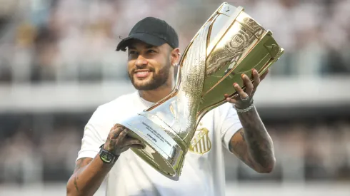 Neymar com a taça do Campeonato Paulista
