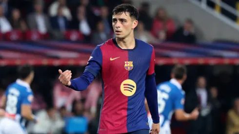 Pedri em partida com a camisa do Barcelona
