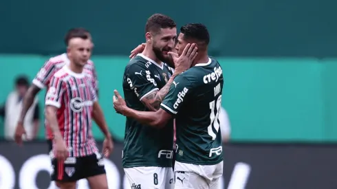 Zé Rafael jogador do Palmeiras comemora seu gol com Rony jogador da sua equipe durante partida contra o São Paulo no estádio Arena Allianz Parque
