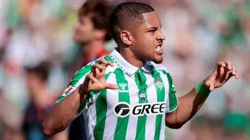 Atacante Vitor Roque com a camisa do Real Betis
