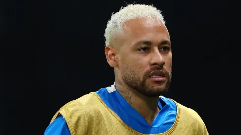 Neymar com o colete de reservas durante jogo do Al-Hilal
