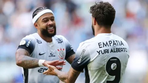 Yuri Alberto e Depay durante partida pelo Corinthians
