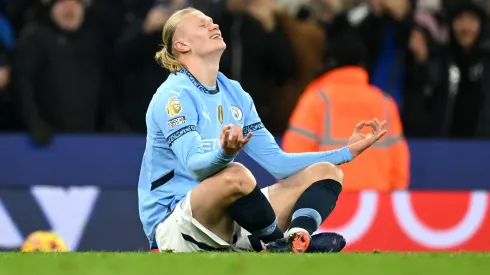 Erling Haaland comemora ao marcar gol do Manchester City
