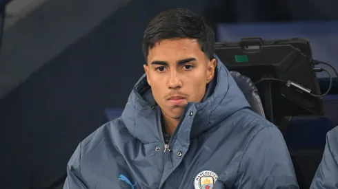 Vitor Reis em ação pelo Manchester City. 
