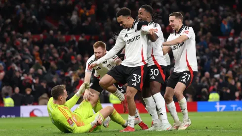 Bernd Leno pega dois pênaltis contra o Manchester United
