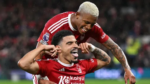 Gibbs-White e Danilo, jogadores do Nottingham Forest
