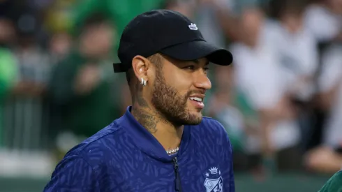 Neymar jogador do Santos durante entrada em campo partida amistosa contra o Coritiba no estádio Couto Pereira
