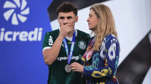 Raphael Veiga ao lado de Leila Pereira 
