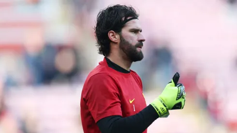 Alisson antes de partida pelo Liverpool
