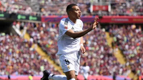 Mbappé marca três gols contra o Barcelona
