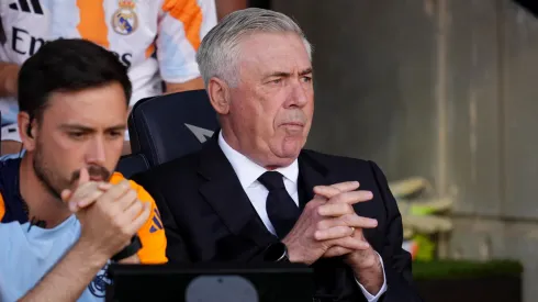 Carlo Ancelotti no banco de reservas do Real Madrdi
