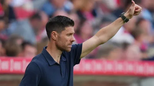 Xabi Alonso durante partida pelo Bayer Leverkusen
