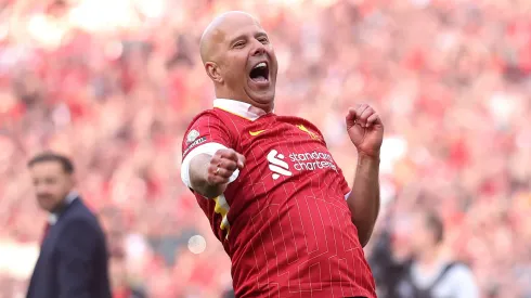 Treinador Arne Slot, do Liverpool, comemora título da Premier League
