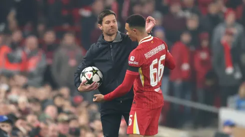 Trent Alexander-Arnold e Xabi Alonso lado a lado
