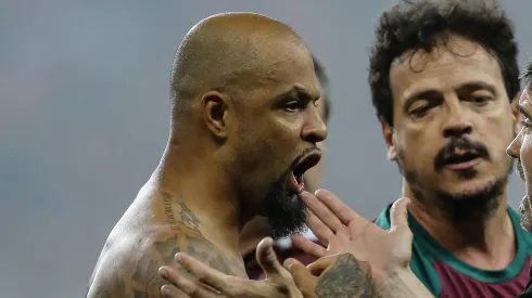 Felipe Melo brigando com Eduardo Coudet ao lado de Fernando Diniz, após partida do Fluminense
